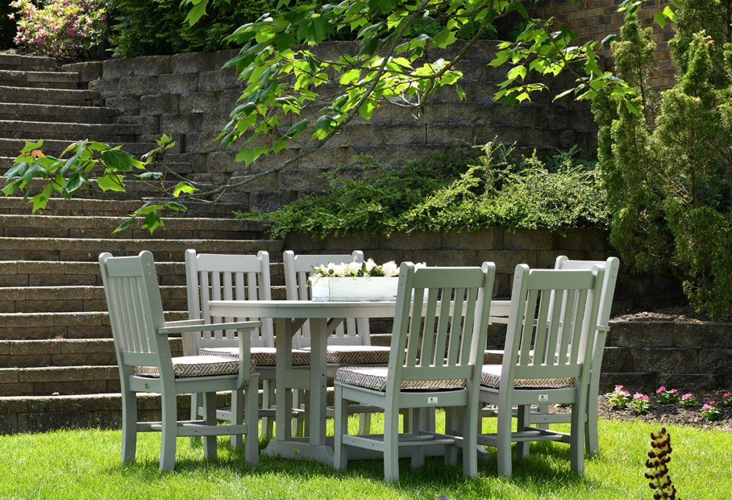 столове и маса за градината